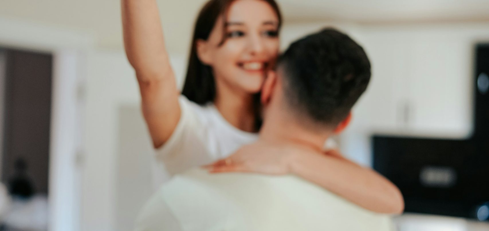 Pareja feliz tras vender su vivienda rápidamente con VendeConmigo.es en Málaga